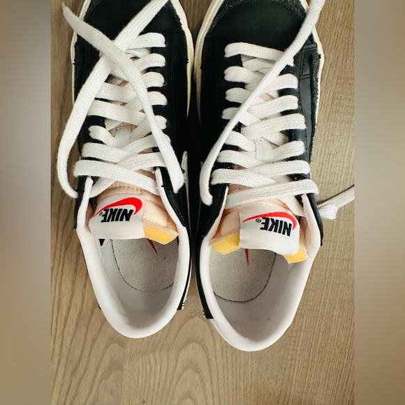 navy and white sneakers. Original Nike. size 6.5. great condition. True to size - Picture 2 of 6